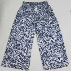 Never been worn! Comfortable flowy pants perfect for the summer.